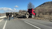 Pancar Yüklü Tir Devrildi, Karayolu 1 Saat Ulasima Kapandi