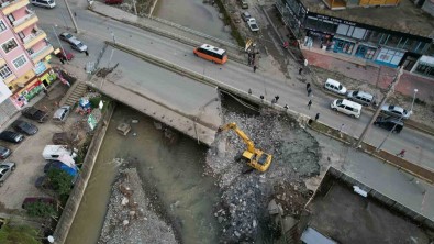 Rize'de Siddetli Yagislarda Taskinlara Sebep Olan Köprüler Yikiliyor