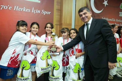 Sampiyonlar, Kupalari Çifte Gururla Kaldirdi