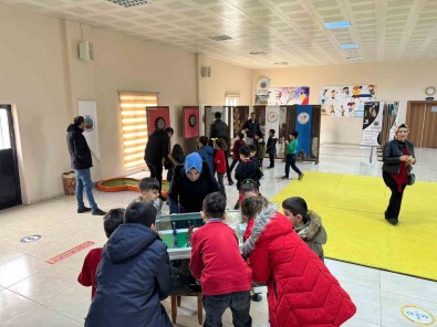 Siirt'te Ögrenciler Belediyenin Spor Tesisinde Eglenceli Vakit Geçiriyor