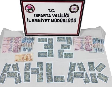 Isparta'da Dernekte Kumar Oynayan 5 Sahsa Para Cezasi