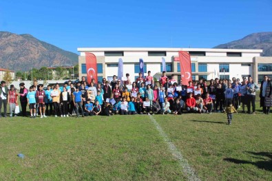 Köycegiz'de Atatürk Kosusuna Yunus Emre Ortaokulu Damga Vurdu