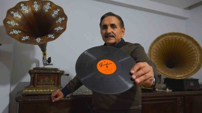 2 Binin Üzerinde Biriktirdigi Tas Plakla Misafirlerini Geçmise Götürüyor