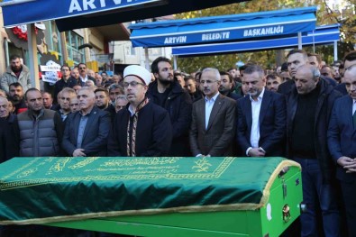 Bakan Uraloglu, Hayatini Kaybeden AK Parti Artvin Gençlik Kollari Baskaninin Cenazesine Katildi