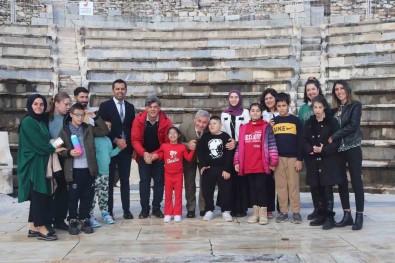 'Metropolis'te Zaman Yolculugu' Projesi Ile Hem Egleniyor Hem Ögreniyorlar