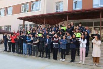 Türk Polisinden Isaret Diliyle Istiklal Marsi