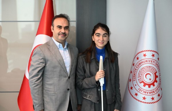 Görme Engelli Genç Girisimci Zülal, Bakan Kacir Ile Bir Araya Geldi