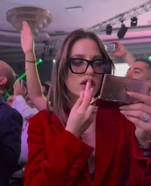 Eski aşkı evlenirken göndermeli video!