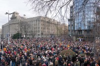 Sirbistan'da Seçim Protestolari Sürüyor Açiklamasi Binlerce Kisi Seçimlerin Tekrarini Istedi