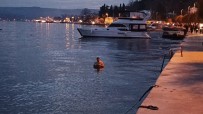 Sariyer'de Yilin Son Günü Denize Girip, Buz Gibi Suya Daldilar
