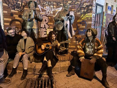 Sokak Müzisyenleri Yilbasi Kutlamalarinda Kulaklarin Pasini Sildi