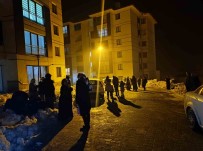 Yüksekova'da Deprem Sonrasi Vatandaslar Korkudan Evlerine Giremiyorlar