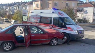 Karaman'da Ambulans Ile Otomobil Çarpisti Açiklamasi 1 Yarali