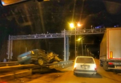 Kaza Yapan Otomobil Bariyerlerin Üzerinde Asili Kaldi Açiklamasi 1 Yarali