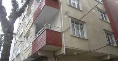 Küçükçekmece'de çatlak oluşan binada inceleme yapıldı