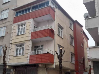 Küçükçekmece'de Deprem Sonrasi Hasar Ihbari Yapilan 4 Katli Binada Ekipler Inceleme Yapti