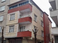 Küçükçekmece'de Deprem Sonrasi Hasar Ihbari Yapilan 4 Katli Binada Ekipler Inceleme Yapti