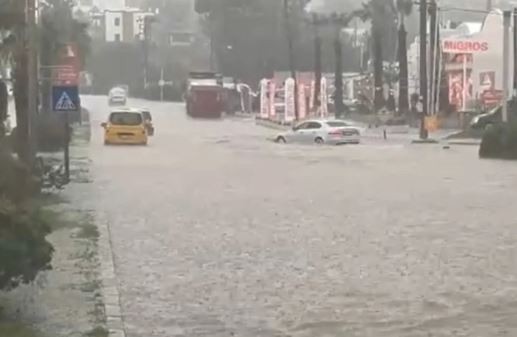 Bodrum'da sağanak yağış hayatı felç etti: Yollar göle dönüştü