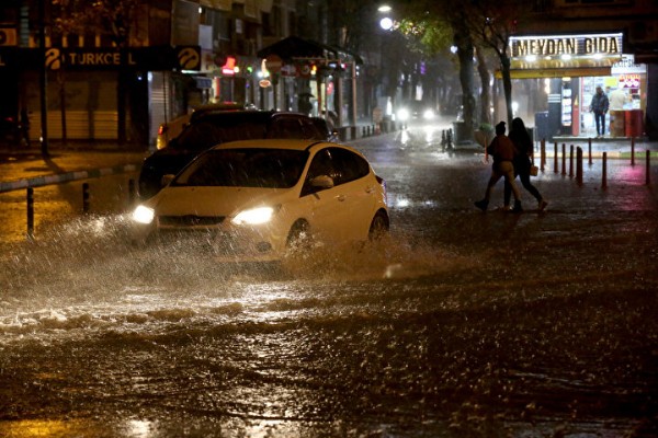 Trakya'da şiddetli sağanak: Araçlar mahsur kaldı caddeler göle döndü
