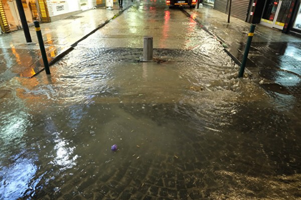 Trakya'da şiddetli sağanak: Araçlar mahsur kaldı caddeler göle döndü
