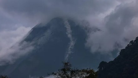 Endonezya'da Merapi Yanardağı faaliyete geçti: 11 dağcı feci şekilde can verdi