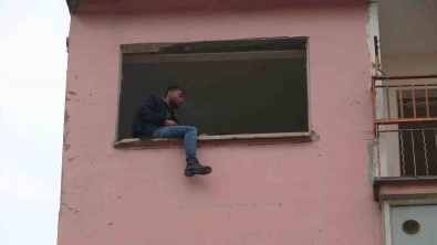 Agir Hasarli Binanin 6'Inci Katina Çikan Genç Polisi Alarma Geçirdi