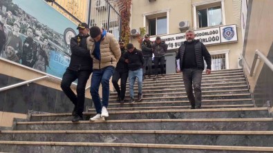 Istanbul'da Otomobil Hirsizlari Kamerada