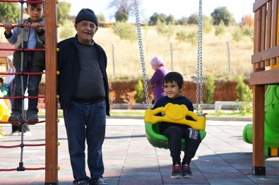 Kahramanmaras Yenikent'e Çocuk Oyun Alani