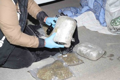 Mersin'de Bir Tirda 15 Kilo Esrar, 2 Tabanca Ve Kaçak Sigaralar Ele Geçirildi