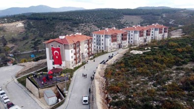 Orhaneli'de TOKI Hak Sahiplerine Anahtarlari Teslim Edildi