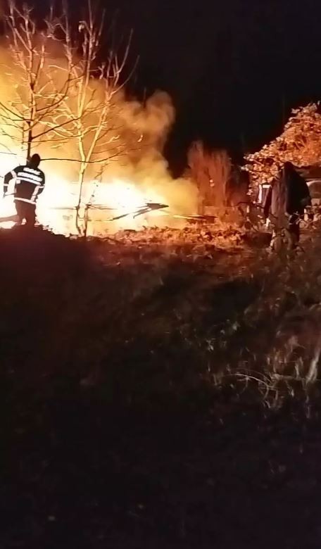 Sosyal medyada canlı yayın açıp evini ateşe verdi