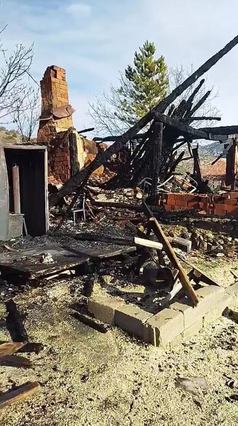 Sosyal medyada canlı yayın açıp evini ateşe verdi