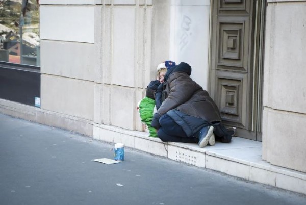 Paris'in arka yüzü! Binlerce evsiz sokaklarda yatıyor