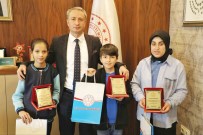 Agri'da 'Sözlük Tasarim' Yarismasinda Dereceye Giren Ögrencilere Ödülleri Verildi