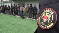Amasya'da Iran Plakali Tirda 62 Kaçak Göçmen Yakalandi