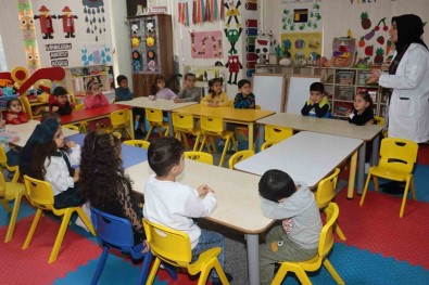 Anneler Kursta Çocuklar Kreste