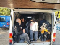 Ayvacik'ta 18 Kaçak Göçmen Ile 3 Organizatör Yakalandi