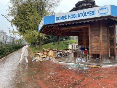 Rize'de Otizmli Ögrencilerin Egitim Gördügü Ahsap Hobi Atölyesine Çarpan Araç Hasara Neden Oldu