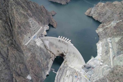 Yapimi 9 Yil Süren Türkiye'nin En Yüksek Baraji Yeni Yila Enerji Üretimiyle Girecek