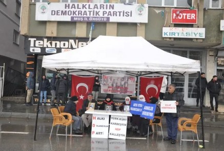 HDP önündeki evlat nöbetine bir aile daha katıldı