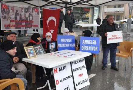 HDP önündeki evlat nöbetine bir aile daha katıldı