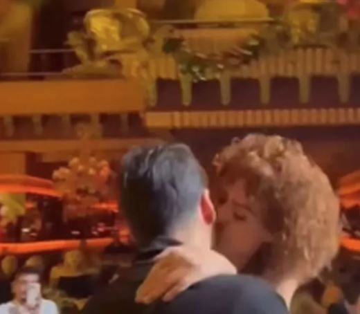 Yıldız Tilbe'nin genç sevgilisini sahnede öptüğü anlar olay oldu