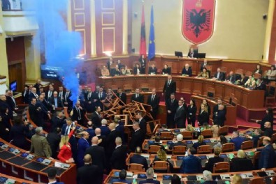 Arnavutluk Meclisi'nde gerginlik: Sis bombası atıldı