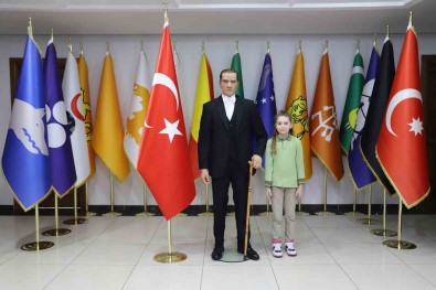 Baskan Özcan, Vatandaslari Atatürk'ün Balmumu Heykelini Göremeye Davet Etti