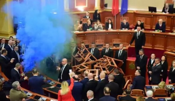 Arnavutluk Meclisi'nde gerginlik: Sis bombası atıldı