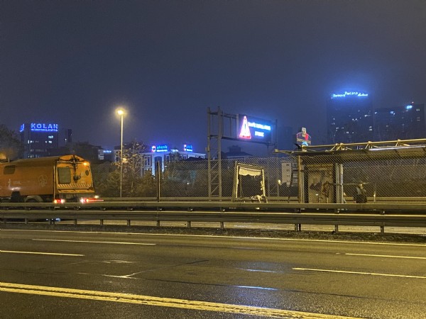 Okmeydanı metrobüs durağında kaza: 1 yolcu yaralandı!