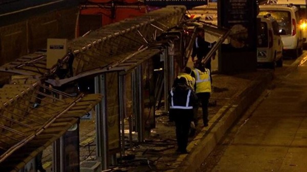 Okmeydanı metrobüs durağında kaza: 1 yolcu yaralandı!