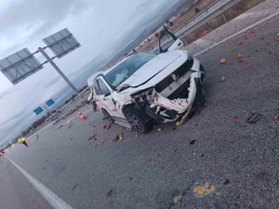 Afyonkarahisar'da Otomobil Ile Tir Çarpisti Açiklamasi 1 Ölü, 2 Yarali