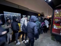 Eminönü-Alibeyköy Tramvay Hattinda Ariza Açiklamasi Vatandaslarin Magduriyeti Kameralara Yansidi