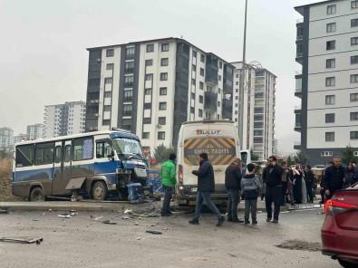Ögrenci Servisi Ile Yolcu Minibüsü Çarpisti Açiklamasi 6 Yarali